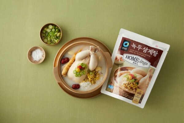 대상㈜ 청정원의 간편식 브랜드 호밍스(Home:ings)는 역대급 무더위를 앞두고 복날 대표 인기 보양식 메뉴인 신제품 ‘녹두삼계탕’을 출시했다.  사진=대상