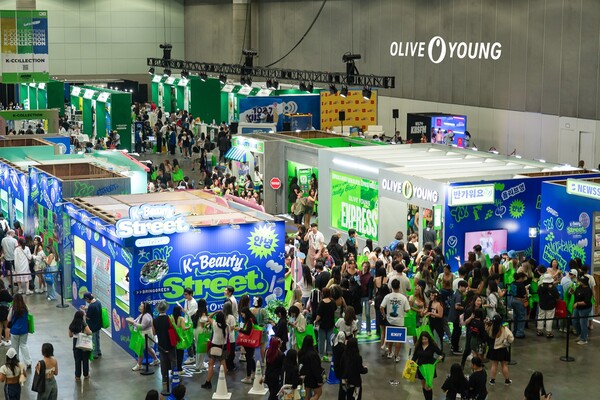 지난 7월 26~28일 미국 로스앤젤레스(LA)에서 진행된 ‘KCON LA 2024’ 올리브영 부스가 성황을 이뤘다. 사진= CJ올리브영