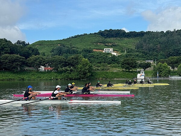 충주시는 최근 대한조정협회 조정 청소년대표팀이 탄금호 조정경기장에서 하계 전지훈련을 진행하고 있다고 30일 밝혔다. 사진= 충주시