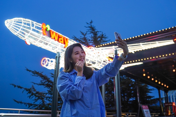 티웨이항공이 대구 이월드 내 티웨이 항공기 조형물을 설치했다고 30일 밝혔다. 사진=티웨이항공