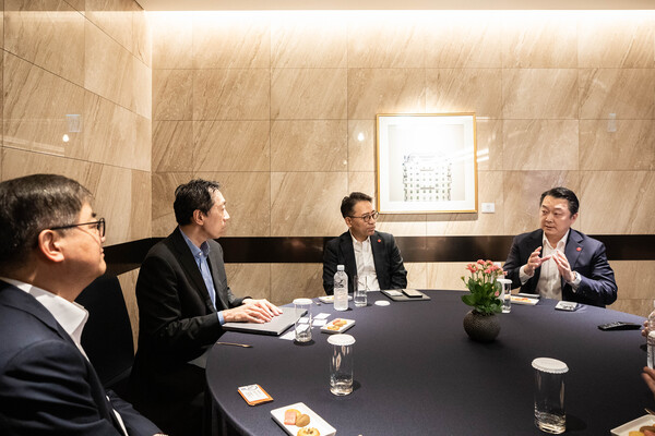 30일 조선팰리스호텔에서 열린 신세계그룹과 ‘AI 석학’ 앤드류 응 교수(왼쪽에서 두 번째)와의 만남에서 한채양 이마트 대표, 임영록 신세계그룹 경영전략실장, 정형권 지마켓 대표(왼쪽부터)가 응 교수와 대화를 나누는 모습.