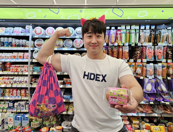 CU가 여름을 맞아 글로벌 인기 캐릭터 핑크퐁과 손잡고 ‘두근득근 오운완’ 콜라보를 8월 한 달간 진행한다. 사진= BGF리테일