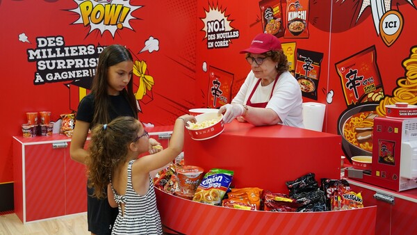  농심이 프랑스 파리 현지 까르푸 매장에서 신라면을 테마로 한 팝업스토어가 현지인들로 부터 큰 호응을 얻고 있다고 31일 밝혔다.  사진=  농심