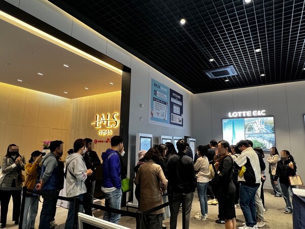 방문객들이 울산 ‘라엘에스’의 견본주택을 둘러보고 있다 / 사진=롯데건설