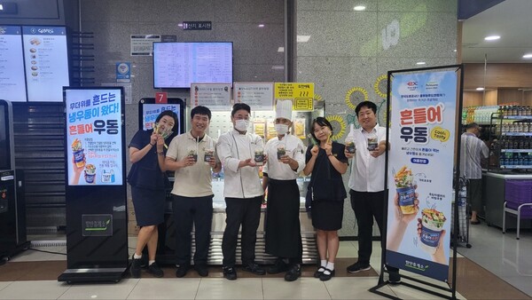 풀무원의 푸드서비스 전문 기업 풀무원푸드앤컬처가 운영하는 한국도로공사 부산경남본부 6개 고속도로 휴게소에서 여름 휴가철을 맞아 이색 간편식 메뉴 ‘흔들어우동’을 선보인다고 1일 밝혔다. 사진= 풀무원푸드앤컬처