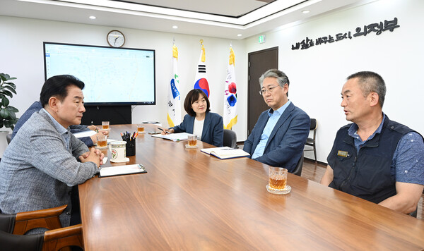 김동근 의정부시장이 운수업체 관계자들과 서울 106번 버스의 폐선과 106-1번 대체노선 신설에 대해 논의하고 있다.