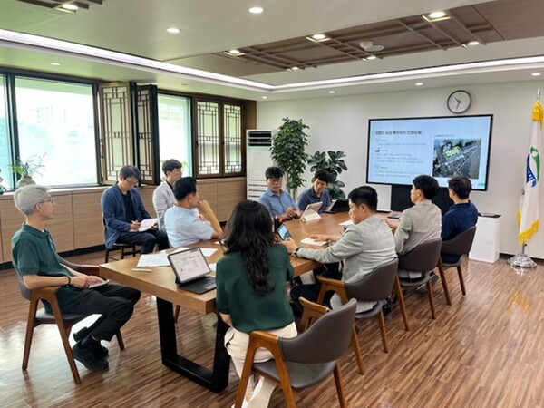 김동근 시장이 8월 1일 시장실에서 ‘기업유치 전략회의’를 진행하고 있다. 사진=의정부시