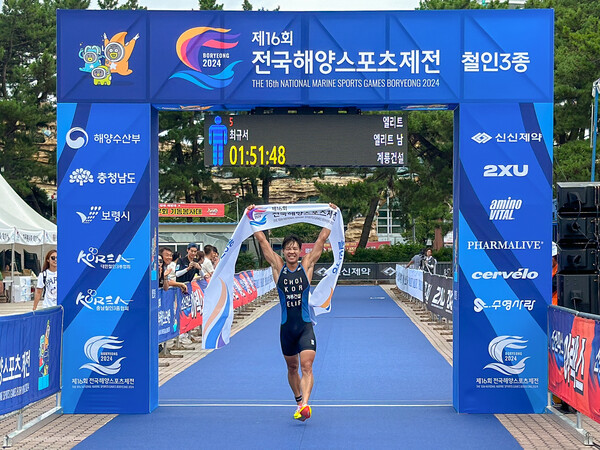 제16회 전국해양스포츠제전 철인3종 대회에서 1위로 들어온 계룡건설 최규서 선수 / 사진=계룡건설