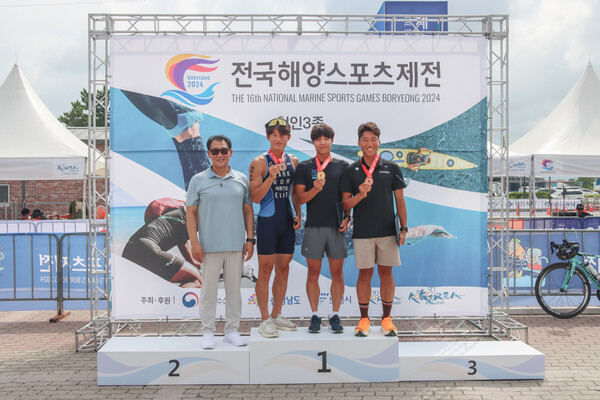 금메달을 수상한 계룡건설 최규서 선수(오른쪽에서 2번째), 은메달을 수상한 계룡건설 박상민 선수(오른쪽에서 3번째) / 사진=계룡건설