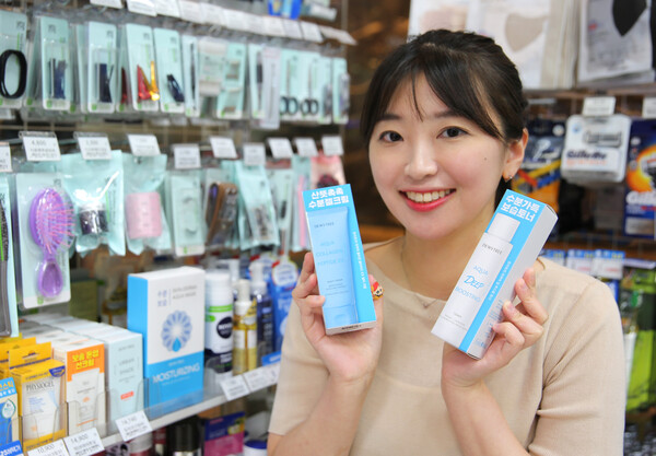 GS25에서 모델이 듀이트리 기초화장품2종(▲듀이트리 아쿠아부스팅토너150ml ▲듀이트리 아쿠아콜라겐멀티크림80ml)을 들고있다 / 사진=GS25