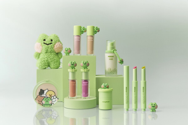 LG생활건강은 메이크업 브랜드 ‘코드 글로컬러’에서 ‘IPX(구 라인프렌즈)’와 협업한 ‘라인프렌즈 미니니 스페셜 에디션’ 제품 6종을 한정 수량으로 출시했다고 5일 밝혔다. 사진= LG생활건강