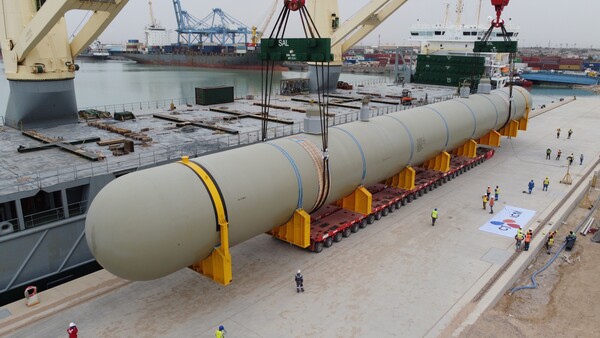 CJ대한통운은 중동지역 자회사 CJ ICM이 이라크에서 총 무게 110만톤 규모의 중량물들을 운송하는 프로젝트 물류를 성황리에 마쳤다고 5일 밝혔다. 이라크 움 카스르 항에서 초중량물 운송을 준비하는 모습. 사진= CJ대한통운