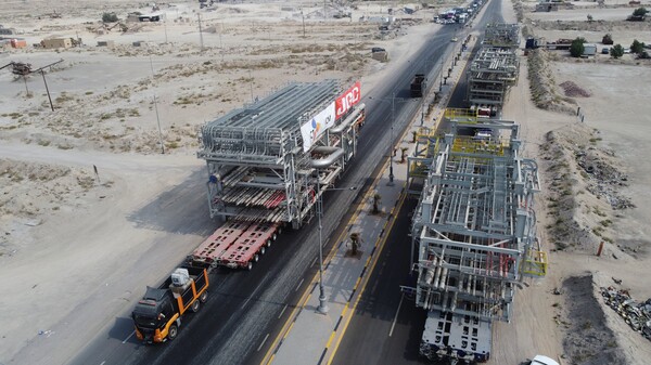 이라크 내륙에서 도로를 통해 중량화물들이 운송되고 있다. 사진= CJ대한통운