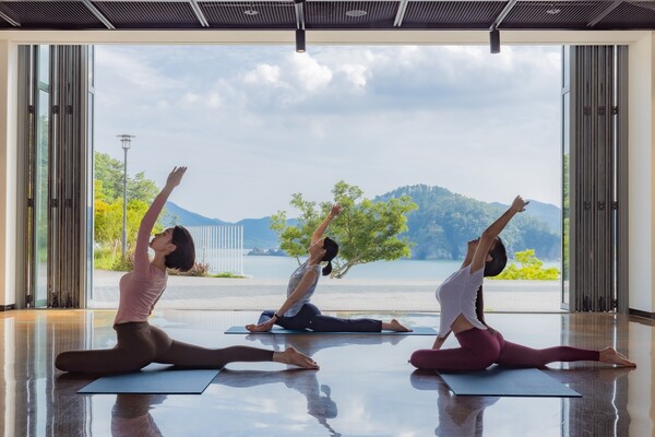 한화리조트 거제 벨버디어 고객들이 모닝 요가 프로그램을 체험하고 있다.