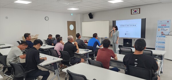 충주시농업기술센터가 전국적으로 확산되고 있는 토마토뿔나방(가칭) 피해 확산 방지를 위한 교육을 실시했다고 5일 밝혔다.