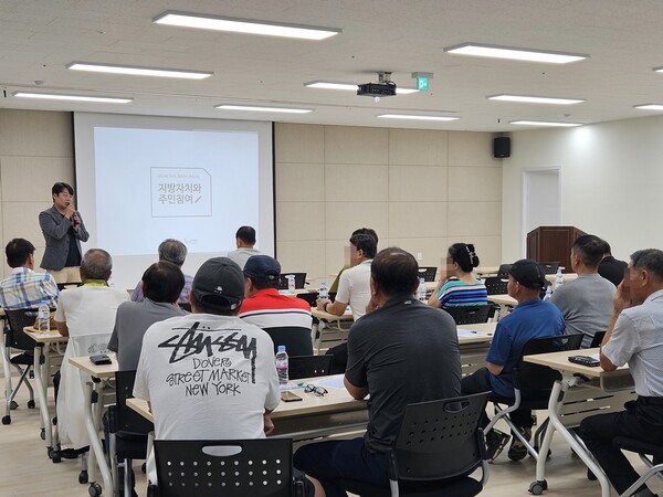 의정부시는 지난 3일 주민자치회 또는 주민자치회 위원에 관심있는 시민 20여 명을 대상으로 고산동 주민센터 임시청사에서 ‘주민자치학교 오프라인 교육’을 실시했다고 5일 밝혔다. 사진= 의정부시