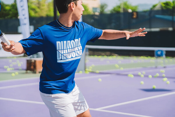 디아도라 ‘써콜로 디 테니스’ 5기 참가자들이 레슨을 받고 있다. 사진= 디아도라