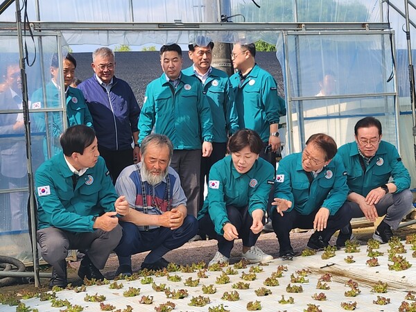 이정식 고용노동부 장관과 송미령 농림축산식품부 장관이 6일 충주를 찾아 폭염대응 상황을 합동 점검했다. 사진= 충주시