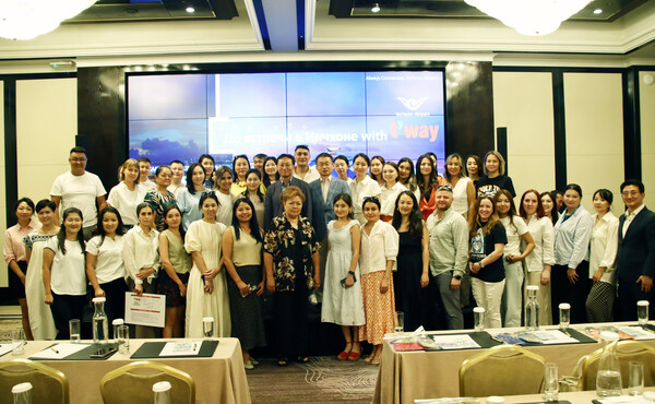 티웨이항공과 인천공항공사가 최근 키르기스스탄 수도 비슈케크에서 진행한 공동 워크샵에서 참석자들이 기념 사진을 촬영하고 있다. 사진= 티웨이항공
