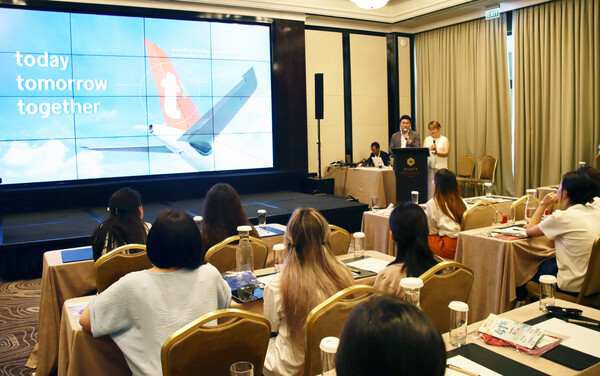 티웨이항공과 인천공항공사가 최근 키르기스스탄 수도 비슈케크에서 진행한 공동 워크샵에서 티웨이항공 관계자가 발표하고 있다.