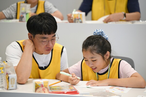 넷마블 임직원과 가족들이 '가족 캐릭터 그림책 만들기' 프로그램에 참여하고 있다. 사진=넷마블