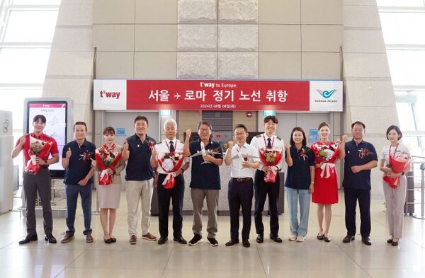 정홍근 티웨이항공 대표이사(좌측에서 여섯 번째), 신동익 인천국제공항공사 허브화전략처장(우측에서 여섯 번째), 김형이 티웨이항공 경영본부장(좌측에서 네 번째), 박인섭 티웨이항공 객실본부장(우측에서 네 번째), 황영조 티웨이항공 운송담당상무(우측에서 두 번째), 조병태 티웨이항공 인천공항지점장(좌측에서 두 번째). 사진= 티웨이항공 