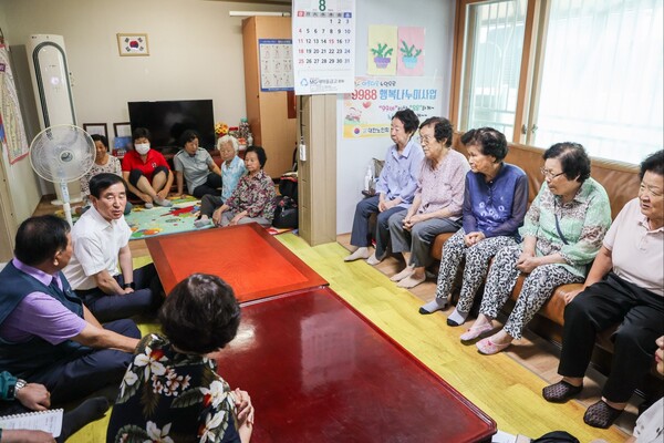 조길형 충주시장은 8일, 지현동 다복경로당과 수주팔봉 물놀이 시설 등을 찾아 폭염 대응상황과 애로사항 등을 청취했다. 사진= 충주시장