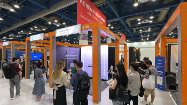 지난 3일 서울 코엑스에서 막을 내린 ‘2024 코리아빌드(KOREA BUILD WEEK)’에서 참관객들이 삼표그룹의 로봇주차 시스템인 ‘엠피시스템’(MPSystem) 부스를 둘러보고 있는 모습. / 사진=삼표그룹