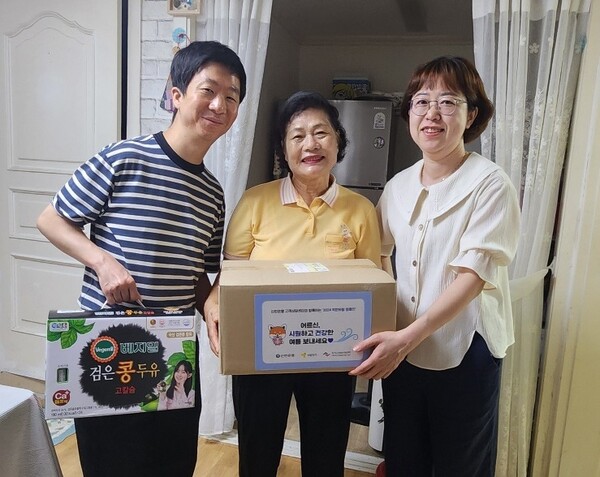 신한은행 고객상담센터 직원들이 독거 어르신 자택을 방문해 ‘착한바람 키트’를 전달하고 있다. 사진=신한은행