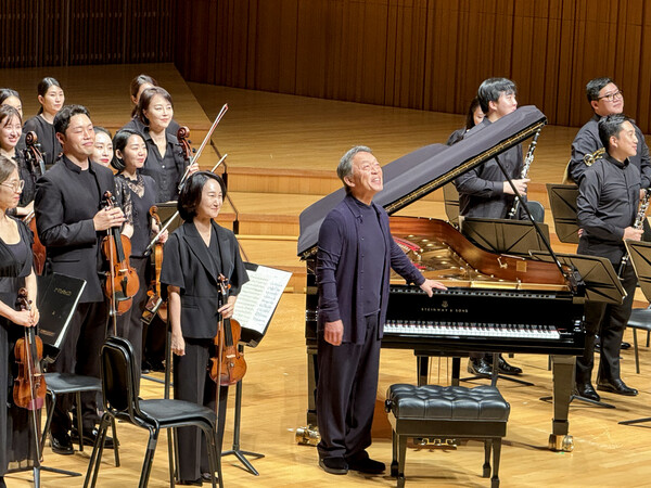 세계적인 마에스트로 정명훈(가운데)이 지난 7일 교보생명 창립 66주년을 맞아 서울 송파구 롯데콘서트홀에서 열린 '2024 교보 노블리에 콘서트'에서 관객들에게 인사하고 있다. 사진=교보생명