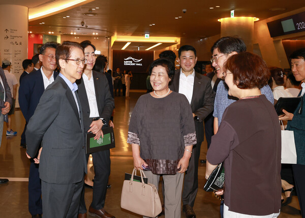 신창재 교보생명 대표이사 겸 이사회 의장(왼쪽)이 지난 7일 교보생명 창립 66주년을 맞아 서울 송파구 롯데콘서트홀에서 열린 '2024 교보 노블리에 콘서트'에서 설계사 및 우수 고객들과 담소를 나누고 있다. 사진=교보생명