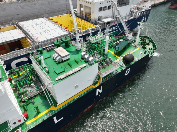 LNG벙커링 전용선(블루웨일호)이 국내 최초로 컨테이너선에 ‘벙커링 동시작업(SIMOPS, Simultaneous Operations)’을 하고 있다 / 사진=한국가스공사