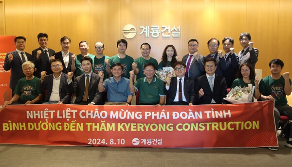 앞줄 왼쪽 3번째부터 계룡건설 오태식 사장, 베트남 빈증성 응웬 반 록 인민의회 의장, 마이 홍 중 수석부성장, 계룡건설 윤길호 사장 / 사진=계룡건설