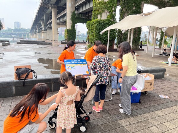 bhc 그룹은 대학생 봉사단이 지난 9일 서울시 광진구 뚝섬한강공원을 찾아 일반 시민들을 대상으로 환경보호 인식 개선을 위한 ‘제로웨이스트 캠페인’을 진행했다고 12일 밝혔다. 사진= bhc 그룹