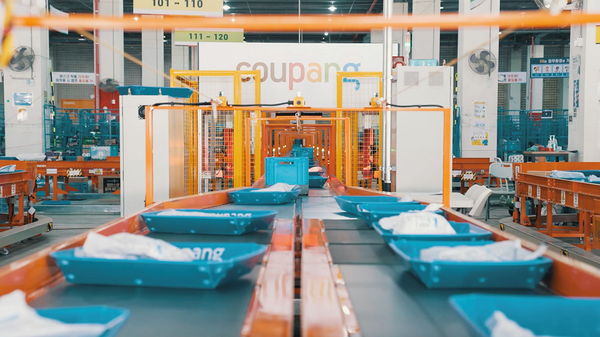 상품들이 오토소터에서 자동으로 배송지역별로 분류되고 있다. / 사진=쿠팡