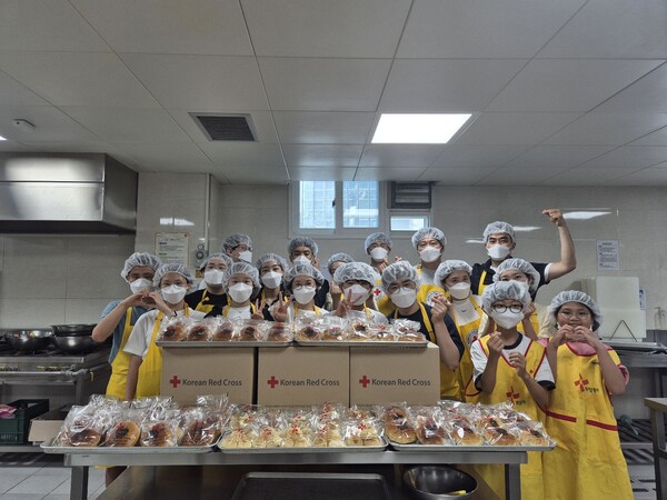 삼표그룹 내 대표 봉사 동호회인 블루허그 회원들은 최근 대한적십자사가 진행하는 사랑의 빵 나눔 프로그램에 참여해 직접 만든 빵 400개를 아동복지시설인 꿈나무마을에 전달했다. 블루허그 회원들이 빵을 만든 후 기념촬영을 하고 있는 모습  / 사진=삼표그룹