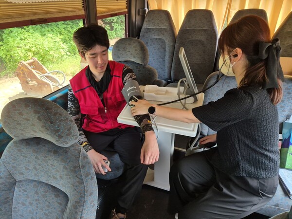 현장 근로자가 쉼터 버스에서 건강상태를 체크하고 있다 / 사진=한국가스공사