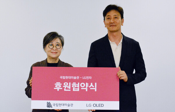 LG전자가 국립현대미술관(MMCA)과 3년간 전시 후원 협약을 체결하고 한국 현대미술의 예술적 가치를 알린다. 사진은 왼쪽부터 국립현대미술관 김성희 관장, LG전자 오승진 한국HE/BS마케팅담당 / 사진=LG전자