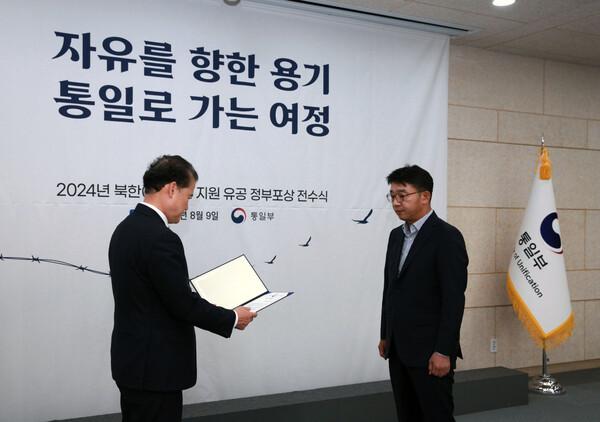  (왼쪽) 통일부 김영호 장관 (오른쪽) NS홈쇼핑 사회공헌위원장 이상근 상무  / 사진=NS홈쇼핑