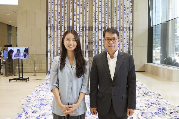 12일 서울 중구 을지로 기업은행 본점에서 김성태 IBK기업은행장(오른쪽)과 조현서 작가(왼쪽)가 기념 촬영을 하고 있는 모습 / 사진=IBK기업은행