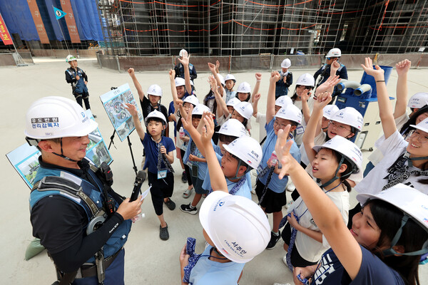 서울 행당동 '라체르보 푸르지오 써밋' 현장을 방문한 대우건설 꿈나무들 / 사진=대우건설