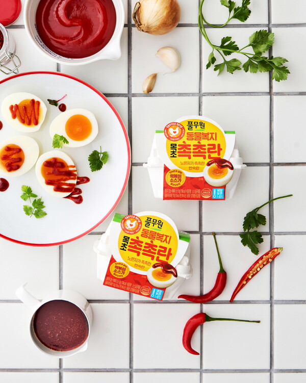 풀무원식품(대표 김진홍)은 목초(木醋)를 먹고 자란 건강한 닭이 낳은 동물복지 인증 달걀로 만든 반숙란 제품 ‘동물복지 목초 촉촉란’을 출시했다고 13일 밝혔다. 사진= 풀무원