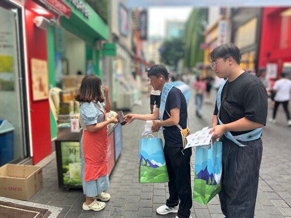 한국가스공사는 8월 14일, 서울 명동에서 ‘문 닫고 냉방하기 에너지절약 캠페인’을 진행했다 / 사진=한국가스공사