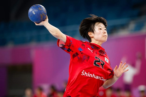 사진 제10회 세계여자청소년핸드볼선수권대회 네덜란드와의 경기에서 슛을 시도하는 김보경, 사진 제공=국제핸드볼연맹