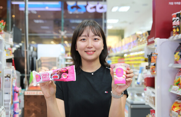 GS25에서 모델이 요아정딸기초코쉘요거트바(왼쪽)와 요아정허니요거트초코볼파르페를 들고 있다. 사진= GS25