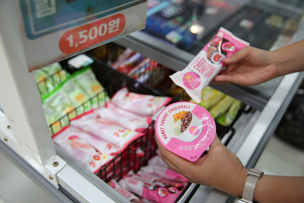 GS25에서  요아정허니요거트초코볼파르페(왼쪽)와 요아정딸기초코쉘요커트바를 살펴 보고 있다. 사진= GS25