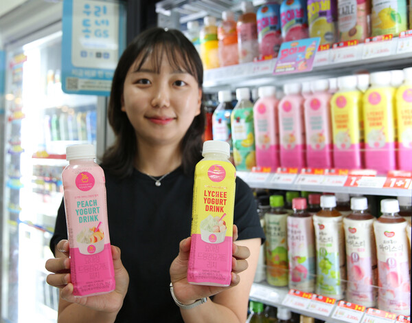 GS25에서 모델이 요아정드링킹요거트 리치(왼쪽), 피치를 들고 있다. 사진= GS25