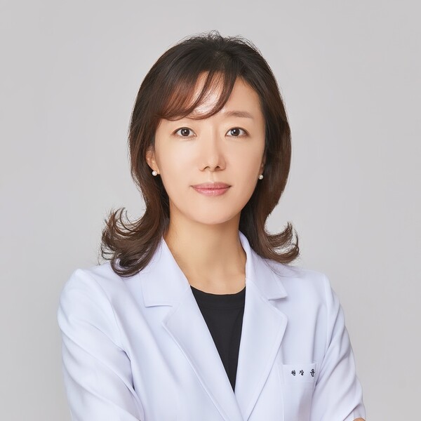 윤스스킨닥터와 닥터아크네제로 경남교육센터가 업무협약을 맺었다. 