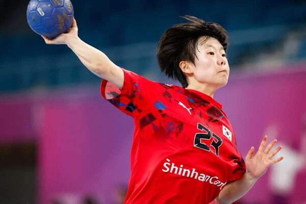 사진 제10회 세계여자청소년핸드볼선수권대회 예선 캐나다와의 경기에서 10골을 기록한 김보경, 사진 제공=국제핸드볼연맹