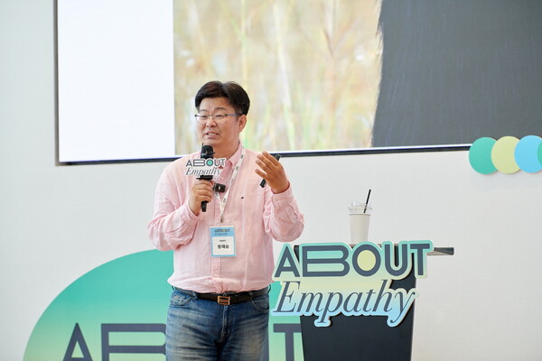 풀무원재단이 17일 서울 신촌 에피소드 라운지에서 개최한 토크콘서트 'About Empathy'에서 카이스트 정재승 교수가 강연하고 있다. 이날 토크콘서트는 미래세대에게 필요한 공감지능과 공감교육의 필요성을 주제로 초중고 교사, 학생, 학부모 등 학교 관계자 120여 명이 참석한 가운데 진행됐다.  사진=풀무원재단